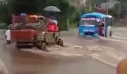 Video: Xe khách liều mình vượt lũ ở Lào Cai, 1 hành khách bị cuốn trôi